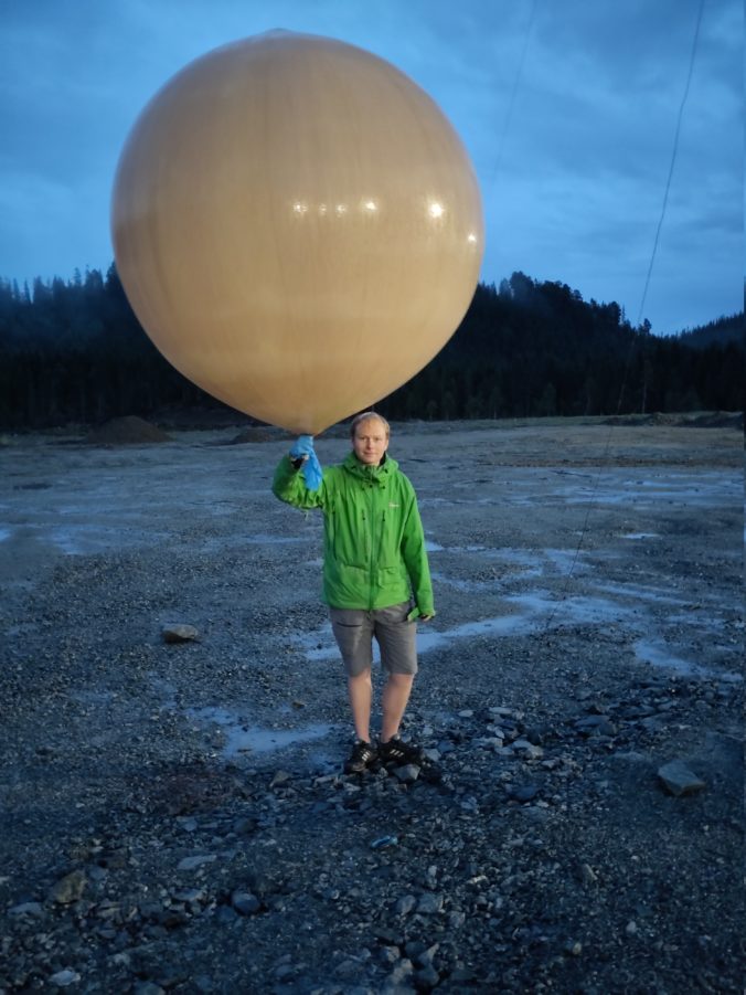 LB5DH with the balloon before fastening it to the antenna wire.